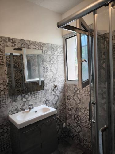 a bathroom with a sink and a shower at Sud Bastia 50 m2 privé avec jacuzzi et piscine in Monte