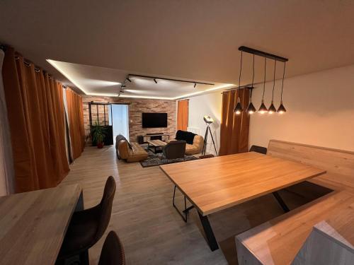 un salon avec une table en bois et un canapé dans l'établissement Grand appartement cosy neuf et bien équipé, à Bordeaux