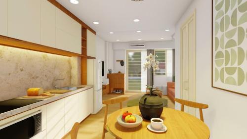 Una cocina con una mesa con un bol de fruta encima. en Private 6BRs 5WC - Heart of District 1, en Ho Chi Minh