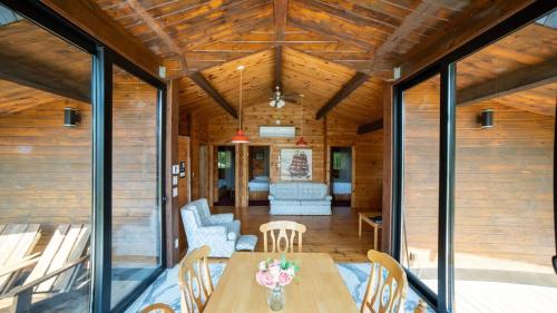 Χώρος καθιστικού στο Lake Muskoka 3-bedroom Cottage - Pier 100 #30