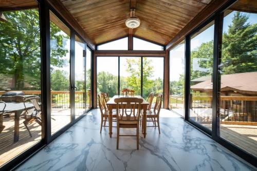 Μπαλκόνι ή βεράντα στο Lake Muskoka 3-bedroom Cottage - Pier 100 #30