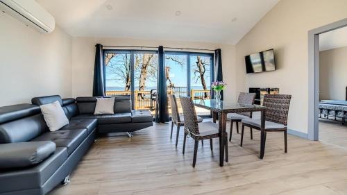 2-bedroom Lake Front Cottage in Harwood ON #4 في Harwood: غرفة معيشة بها أريكة وطاولة