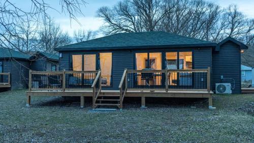 Casa pequeña con porche grande y terraza en 2-bedroom Lake Front Cottage in Harwood ON #4, en Harwood