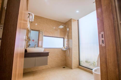 Ένα μπάνιο στο Newlife Villa Flamingo Hải Tiến