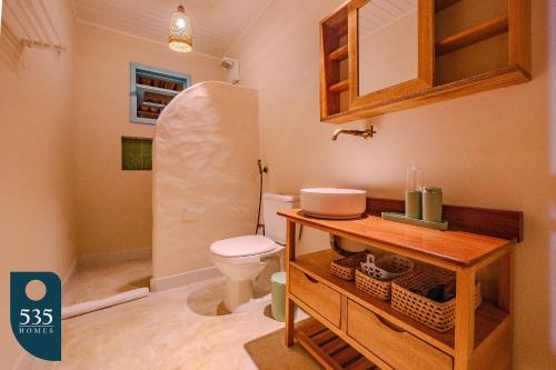 a bathroom with a toilet and a sink at Vila Maya - Vista Deslumbrante em Itacaré in Itacaré