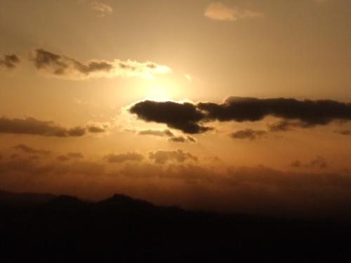 un tramonto con il sole che soffia tra le nuvole di Sigiriya Lions Rest Hostel a Sigiriya