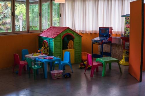 une salle de jeux avec une table et des chaises ainsi qu'une salle de jeux dans l'établissement Ristorante Albergo Al Donatore, à Teòr