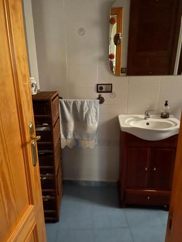 a bathroom with a sink and a mirror at Piso mar in Salobreña