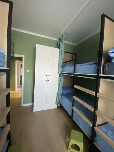 Lliteres en una habitació de Sansar Mickey hostel