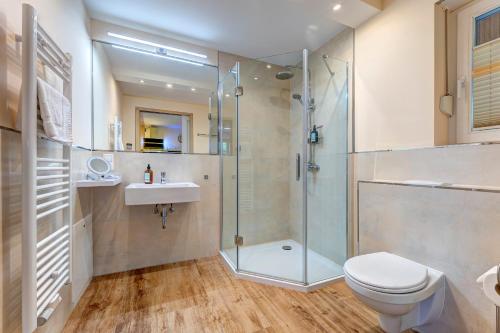 een badkamer met een douche, een toilet en een wastafel bij Dünenhäuser Ückeritz UnserUsedomDe FeWo ca40qm mit Parkplatz direkt am Strand 9I1 in Ueckeritz
