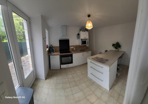 Kuchyň nebo kuchyňský kout v ubytování Logement Douce évasion