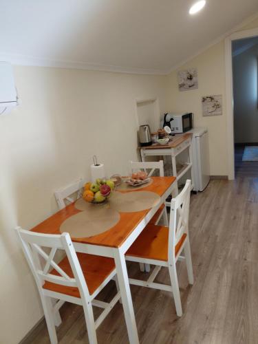 a table and chairs with a bowl of fruit on it at Quinta da Àgua in Torre de Moncorvo