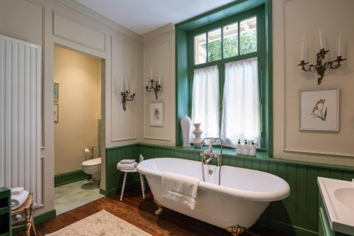 Koupelna v ubytování Les Villas du Parc - Chambres d'hôtes AMBROISE & GERMAINE - Meublé 5 étoiles VILLA MARIE 2 à 5 chambres