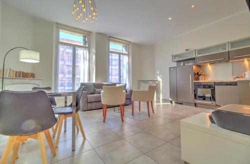 une cuisine et un salon avec une table et des chaises dans l'établissement ALC - CAR40 - 11 min Palais - beaches, à Cannes