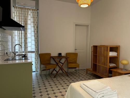 a room with a bed and a table and chairs at Pitna Guest House in K'obulet'i