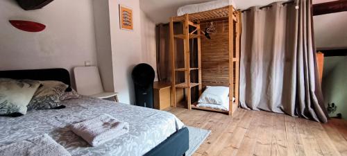 une chambre avec un lit et un parquet dans l'établissement Jolie maison avec spa exterieur, à Montpellier
