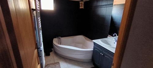 Jolie maison avec spa exterieur في مونبلييه: حمام مع حوض استحمام ومرحاض ومغسلة