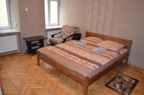 Postel nebo postele na pokoji v ubytování Затишна квартира у самому центрі