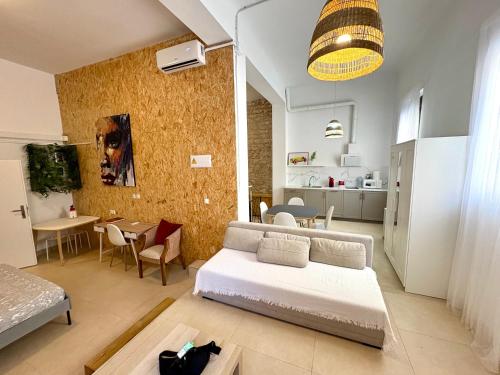 Una sala de estar con un sofá y un comedor. en Soho Boho Apartments - with sunny rooftop terrace and fiber optic internet, en Alicante