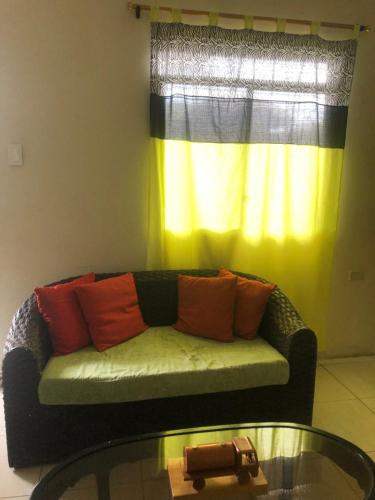 un divano in soggiorno con finestra di Hospedaje Maluli 07 a Santa Elena