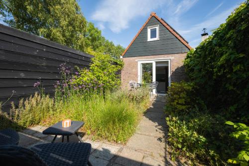 a small house in the middle of a garden at Vakantiehuisje Grijpskerke, hartje Walcheren in Grijpskerke