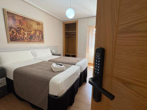 A bed or beds in a room at Pension Berceo