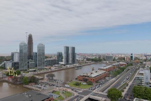 Una vista de una ciudad con un río y edificios. en MOT Azopardo 700 'A' - Lux Lofts Puerto Madero, en Buenos Aires