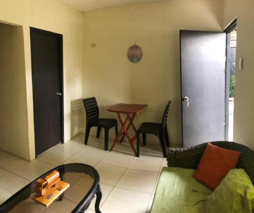 un soggiorno con un divano e un tavolo di Hospedaje Maluli 07 a Santa Elena