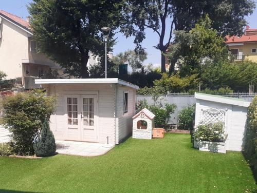 a small white dog house in a yard at Home OKSY in Cavalcaselle