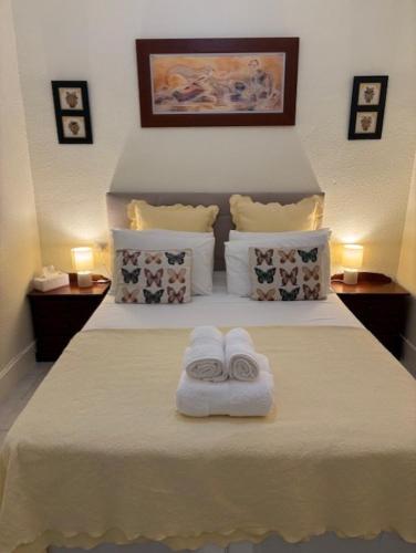 a bedroom with a bed with towels on it at Villa Limon Playa Flamenca in Alicante