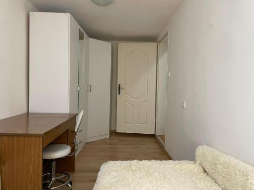 a home office with a desk and a mirror at Cozy Townhouse Niš in Niš