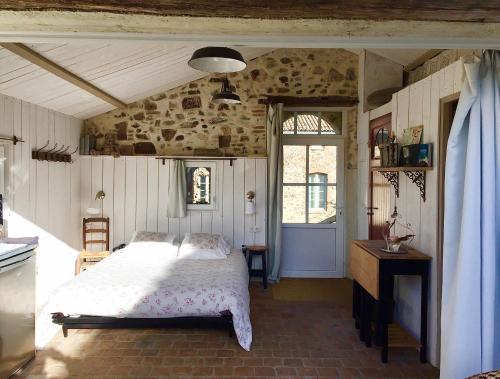 Ένα ή περισσότερα κρεβάτια σε δωμάτιο στο Chambre studio au Bord de la Piscine chauffée et privée pour vous le soir !