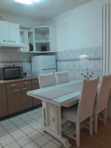 Kuchyň nebo kuchyňský kout v ubytování Apartmani Nis