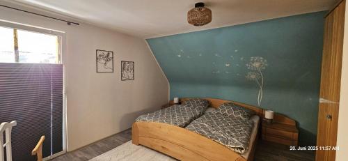 una camera da letto con un letto nell'angolo di una stanza di Haus Pusteblume a Eppenbrunn