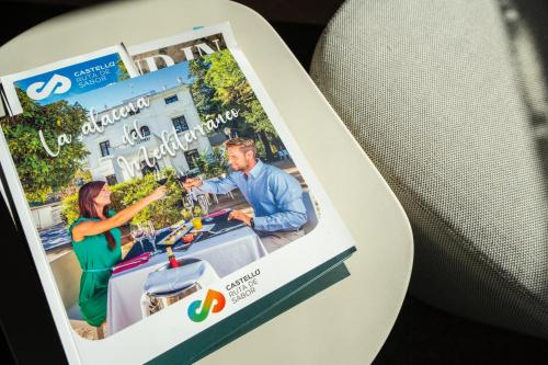 a book with a picture of a couple in a restaurant at Apartamentos Vilafamés Antic Palau in Vilafames