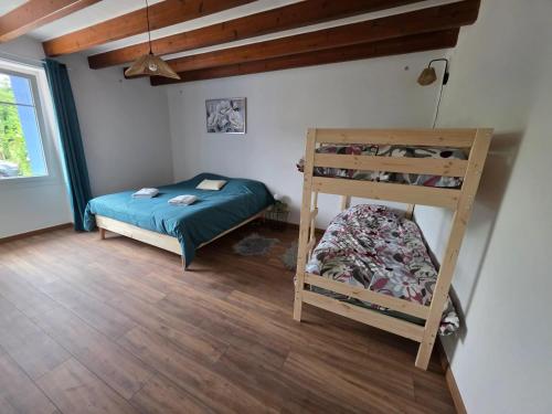 - une chambre avec des lits superposés et une échelle dans l'établissement Maison spacieuse à Floirac avec jardin et terrasse, à Floirac