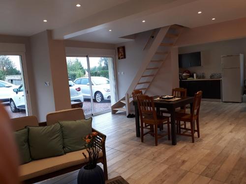 un salon avec un canapé et une table et une cuisine dans l'établissement Casa DAMG, à Loucelles