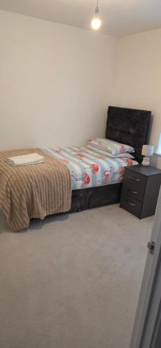 a bedroom with a bed and a nightstand and a bed sidx sidx sidx sidx at Alyc-home in Peterborough