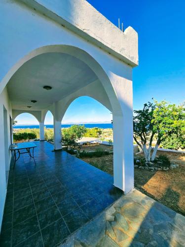 House Anatoli, veranda with view, 11 km to airport, 450 m to beach