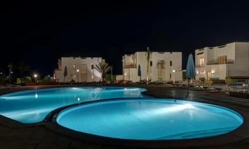 Πισίνα στο ή κοντά στο Sea view chalet in Santa Monica with pool and garden