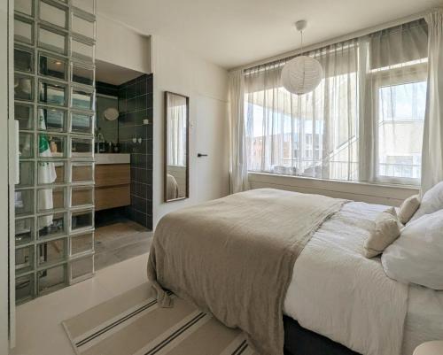 เตียงในห้องที่ Studio Lumare-Inn