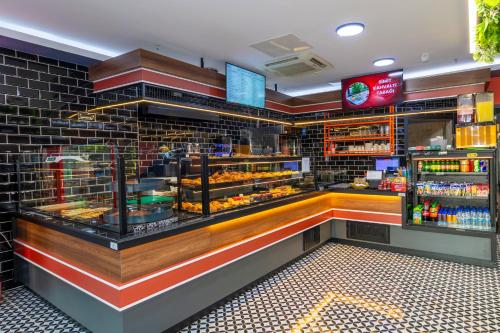 イスタンブールにあるDem İstanbul Airport Hotelのファストフードレストラン(カウンター付)