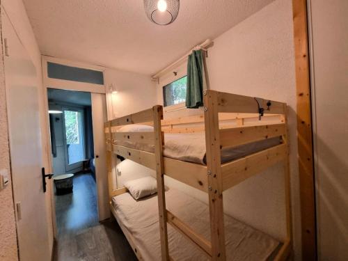 - deux lits superposés dans une petite chambre dans l'établissement Résidence Les Roches Blanches - Studio niché au coeur des Mélèzes les Orres 1650 MAE-6861, aux Orres