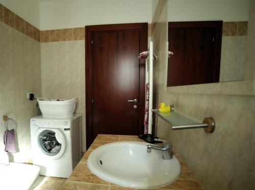 ein Badezimmer mit Waschbecken und Waschmaschine in der Unterkunft Casa Manuela in Lecce