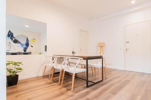 une salle à manger avec une table et des chaises dans l'établissement Fliphaus Ayacucho 2 Bd en-suite in Recoleta, à Buenos Aires