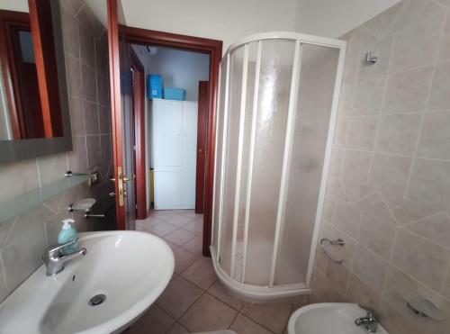 Bilik mandi di Vico Roma Apartment