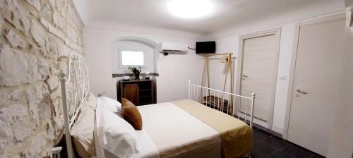 Ένα ή περισσότερα κρεβάτια σε δωμάτιο στο Tirella Home