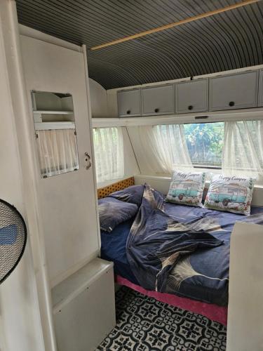 Katil atau katil-katil dalam bilik di Escapade en caravane près d'aix en provence