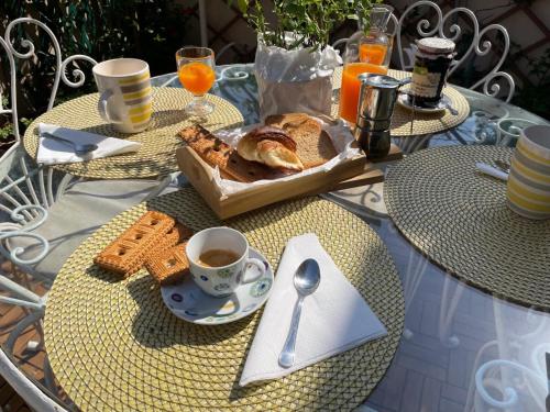 Terrace & 1930s Charm - Vatican Walk
