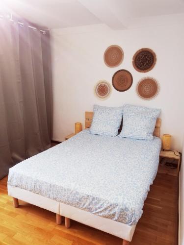 - une chambre dotée d'un lit avec deux plaques murales dans l'établissement Coquet T2 rénové, proche plages et Hyères, 4 couchages, à La Crau